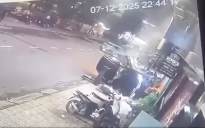 Điều tra vụ ô tô con bất ngờ lao lên vỉa hè tông 3 người bị thương