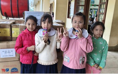 Trao sách giáo khoa cho học sinh vùng lũ Hòa Thịnh