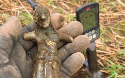 Dò kim loại, người đàn ông phát hiện "kho báu" trên cánh đồng