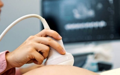 Khám cho người phụ nữ mang thai, bác sĩ phát hiện ra "bí mật" trong bụng