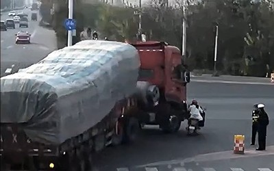 Xe tải đâm ngã người phụ nữ đi xe đạp điện, cuốn vào gầm