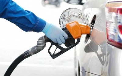 Giá xăng giảm gần 2.000 đồng/lít
