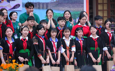 “Nguyệt Vũ” - Từ Thủ đô tới vùng cao: Hành trình lan toả yêu thương qua con chữ