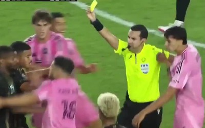 Tiền đạo Suarez suýt cắn phải đồng đội trong tình huống hỗn loạn
