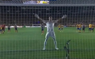 Thủ môn đối phương có hành động kỳ lạ khi Sergio Ramos sút phạt đền