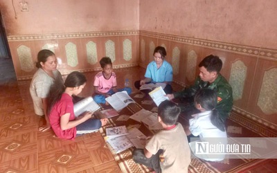 Nơi "phên dậu" Tổ quốc - Kỳ 1: Tay cầm súng, tay cầm phấn xây tương lai bằng con chữ