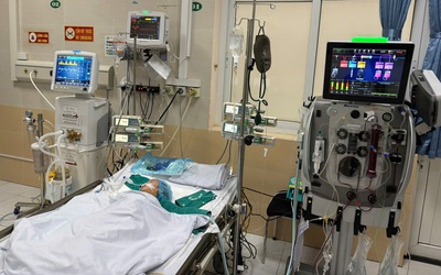 Bé 14 tháng tuổi phải lọc máu liên tục sau biến chứng tay chân miệng