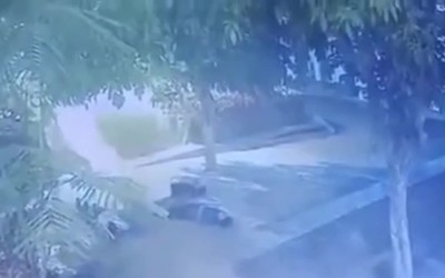 Kinh hoàng khoảnh khắc 5 sinh viên ngã gục vì sét đánh trúng