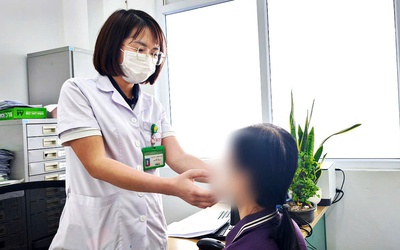 Gắp ký sinh trùng dài 10cm từ mắt người phụ nữ