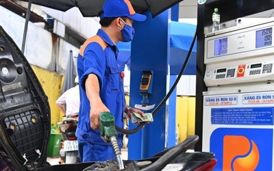 Giá xăng tiếp đà giảm