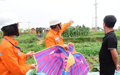 EVNHANOI: Khuyến cáo người dân không thả diều gần hành lang an toàn lưới điện vì rất nguy hiểm