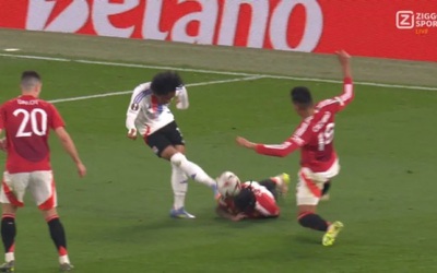 Phản ứng của CĐV Man Utd khi Leny Yoro dùng đầu để cản cú sút nguy hiểm