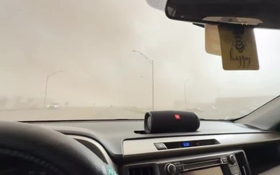 Bão bụi và lốc xoáy gây hỗn loạn ở Nebraska