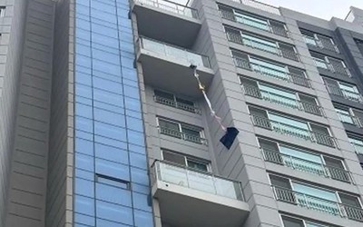 Ra ban công tưới cây, cụ bà 70 tuổi gặp "sự cố nhớ đời"