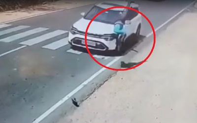Chạy qua đường không quan sát, nam thanh niên bị ô tô tông trúng