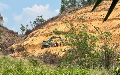 Điều tra vụ người đàn ông trượt ngã từ trên đồi, bị xe cuốc cán tử vong