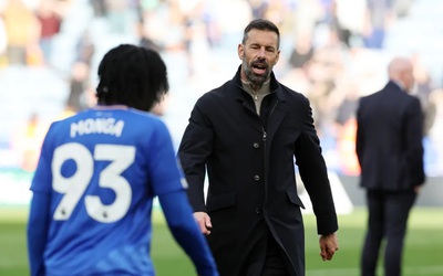 CĐV kinh ngạc trước những gì Van Nistelrooy đã làm sau khi Leicester xuống hạng