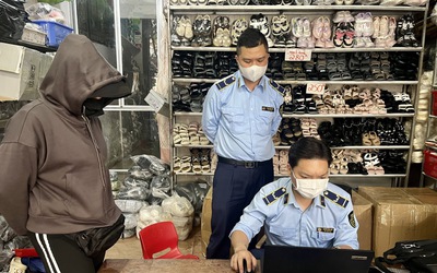 Hà Nội: Đồng loạt kiểm tra 14 điểm kinh doanh hàng hóa giả mạo nhãn hiệu tại chợ Nhà Xanh