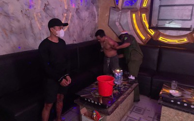 Bắt quả tang nhóm nam nữ tổ chức "tiệc" ma túy trong quán karaoke ở Bình Thuận