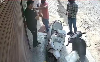 Người đàn ông bị 2 tên côn đồ đe dọa, cướp dây chuyền trên phố