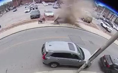 Kinh hoàng hố ga phát nổ ngay sau lưng người phụ nữ và 2 trẻ em