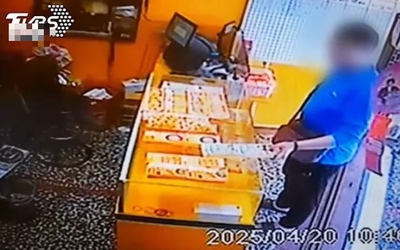 Nhờ bạn trông hộ cửa hàng xổ số, ông chủ "tái mặt" khi trở về
