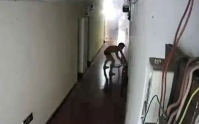 Phẫn nộ nam thanh niên khoá cửa bỏ mặc bạn trong căn phòng cháy khiến nạn nhân bỏng đến 90% cơ thể