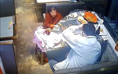 Người đàn ông cố tình bỏ tóc vào thức ăn để "ăn vạ" nhà hàng