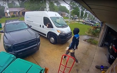 Clip: Tài xế giao hàng bị nghi trộm bánh sinh nhật của khách