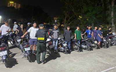 Cảnh sát hóa trang, mật phục chặn nhóm "quái xế" vi phạm giao thông
