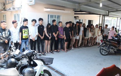 Kiểm tra quán ăn, phát hiện 25 nam thanh nữ tú dương tính với ma túy