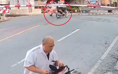 Chồng lái xe cố băng qua đường ray, vợ bị thanh chắn đập trúng