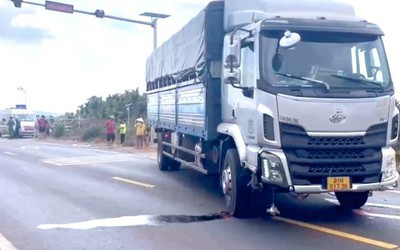 Xe máy va chạm xe tải, hai vợ chồng đi thu mua rau củ tử vong