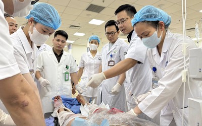 Vụ lật xe khách tại Tam Đảo: Bệnh viện Hữu Nghị Việt Đức trực tiếp hội chẩn, thăm khám nạn nhân