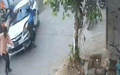 Đâm trúng nhiều người trên phố, tài xế ô tô bị dân đánh tới tấp