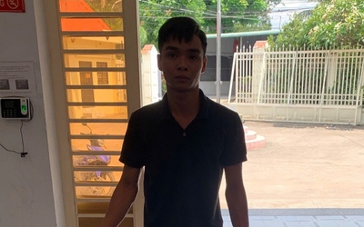 Bắt nam thanh niên cầm 2 con dao dọa chém người phụ nữ bán tôm
