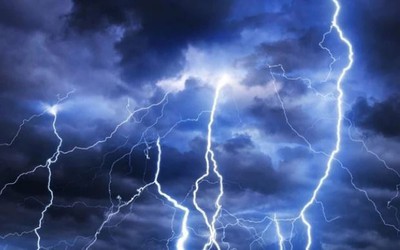 Đi làm rẫy, hai vợ chồng bị sét đánh thương vong