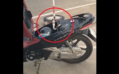 Mở cốp xe máy, người phụ nữ sốc nặng khi thấy thứ đáng sợ