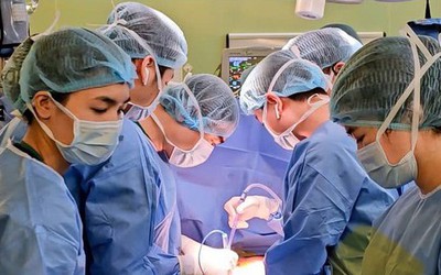 Người đàn ông mang khối u "khủng" 3,6kg trong lồng ngực