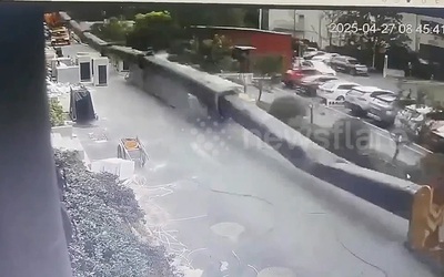 Cần cẩu tại công trường đổ sập suýt đè trúng người đàn ông