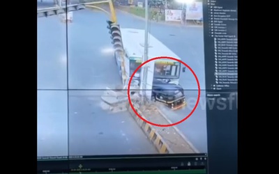 Xe buýt đâm trúng xe ba bánh khiến 4 người bị thương