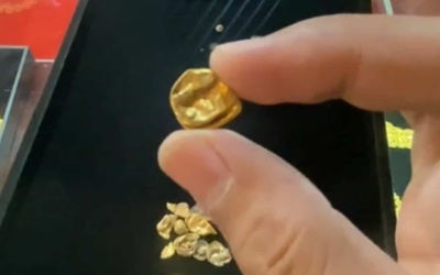 Mang vàng gom được đi bán, người đàn ông sốc khi biết giá trị
