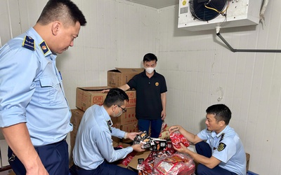 Thu giữ hơn 17.500 sản phẩm xúc xích, chân gà, cánh gà nhập lậu
