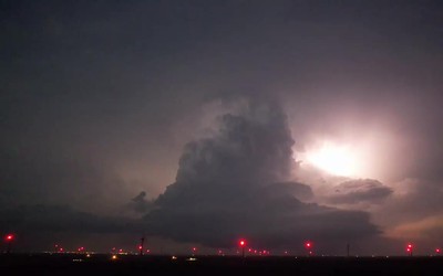 Video tua nhanh hé lộ sức mạnh kinh hoàng của cơn bão kèm lốc xoáy ở Oklahoma