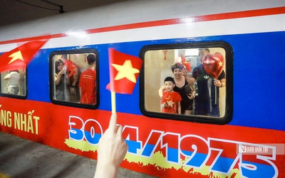 Người dân hào hứng trải nhiệm chuyến tàu Thống Nhất 
