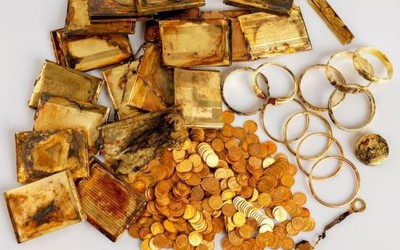 Đang đi bộ trên đồi, 2 du khách bất ngờ tìm thấy 3,7kg vàng và nhiều trang sức