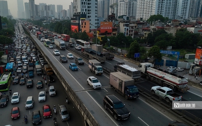 Ùn tắc hàng km, các phương tiện nhích từng chút một rời khỏi Hà Nội trước kỳ nghỉ lễ