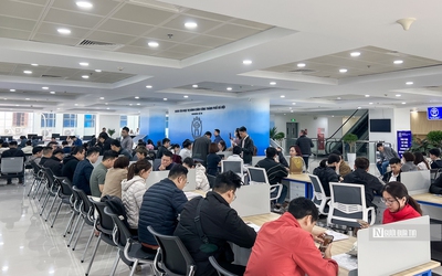 Hà Nội: Người dân xếp hàng từ sáng sớm để làm thủ tục hành chính công