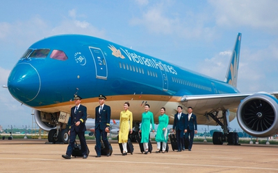 Khách quốc tế bùng nổ, giá nhiên liệu giảm giúp Vietnam Airlines báo lãi
