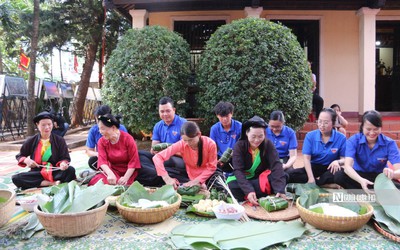Phố núi gìn giữ hồn dân tộc qua từng chiếc bánh chưng, bánh giầy